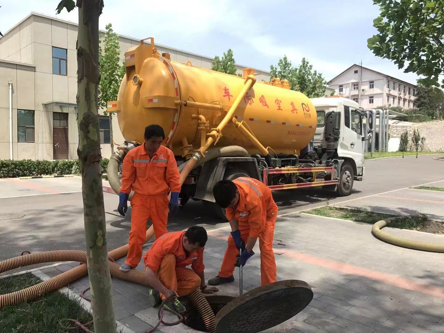 光山管道疏通车停在窨井附近