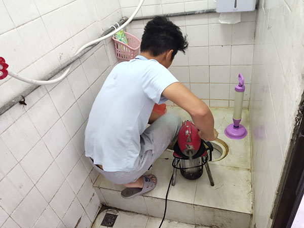 光山管道堵塞冒臭气 专业师傅现场解决问题